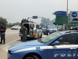 Una pattuglia della polizia stradale controlla l'ingresso dell'autostrada Palermo Messina a Cefalù, 16 giugno 2016. ANSA/ FRANCO NICASTRO