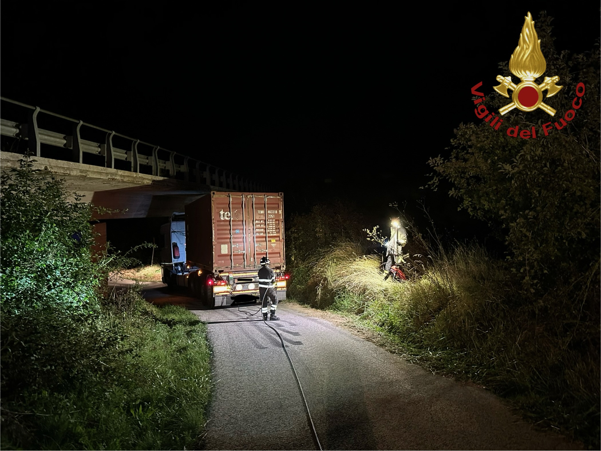 Tir Incastrato Sotto Un Cavalcavia Vigili Del Fuoco In Azione Con L