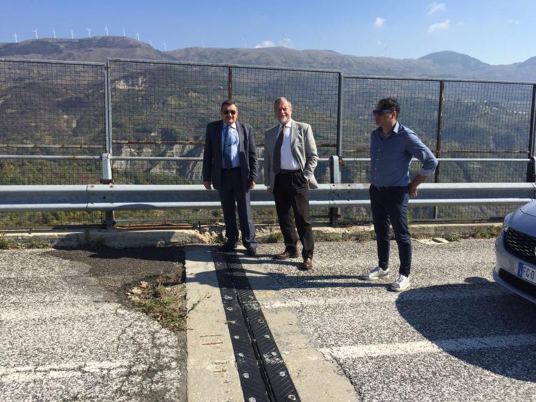 Ponte &quot;Sente&quot; chiuso da un anno, l'Eco online deposita lumino e invita