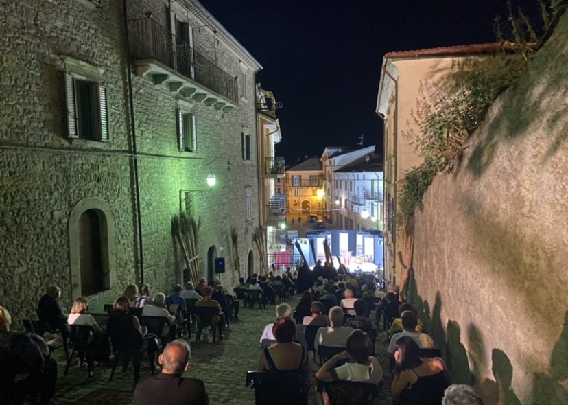 Teatro dialettale, sulla scalinata di Sant'Antonio "Il processo Scavalca" - Vimarsana News