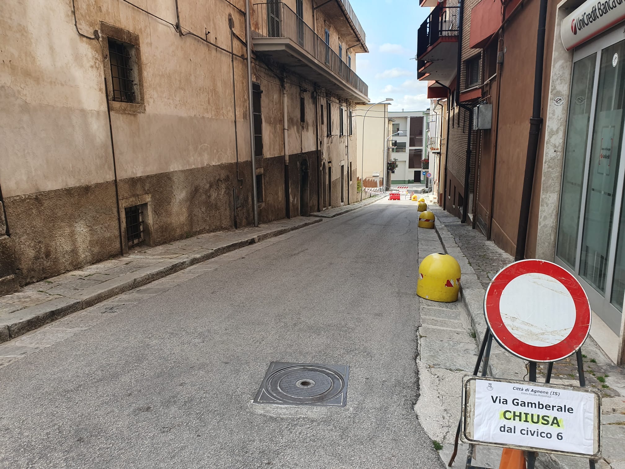 Chiusa da un anno, via Gamberale festeggia il triste compleanno - Vimarsana News