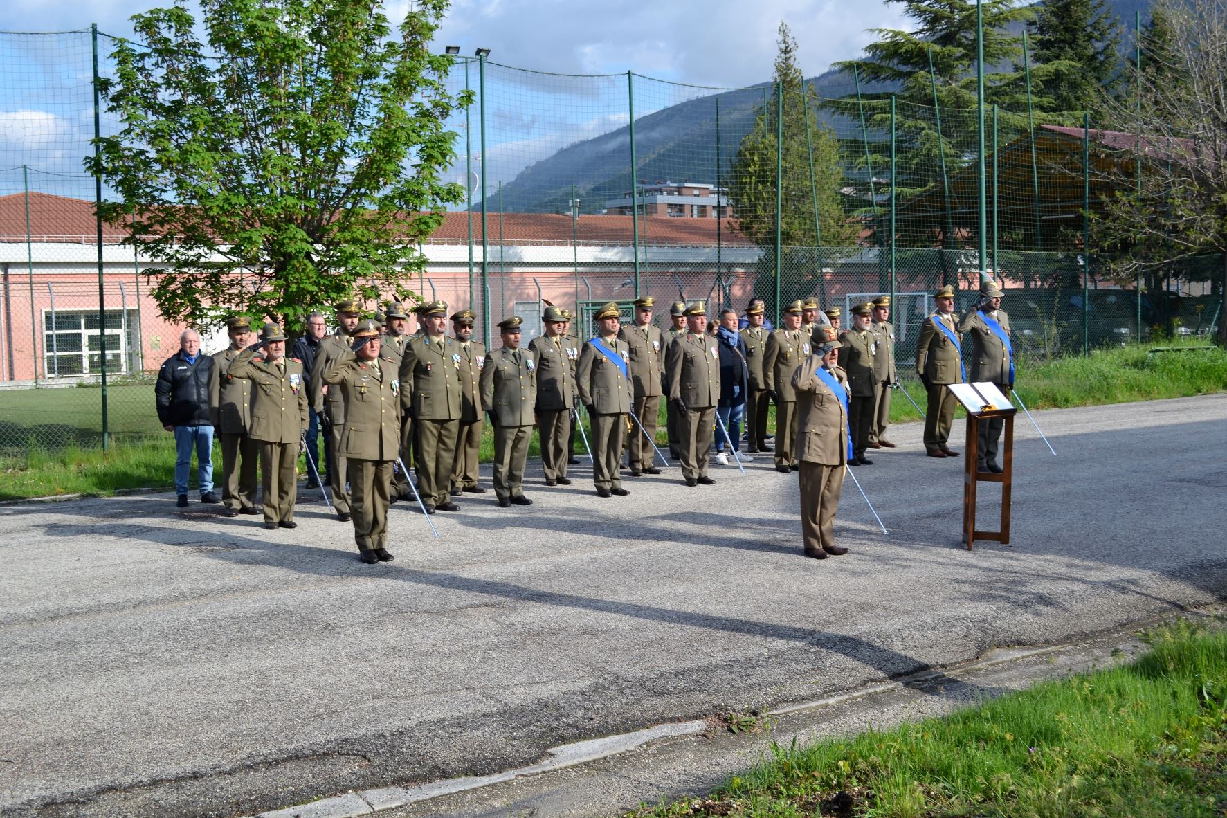 Onori alla bandiera per il 162° anniversario della costituzione dell'Esercito  italiano - L'Eco